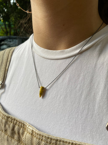 ISHI SIMPLE BUMBLE BEE PIKE NECKLACE